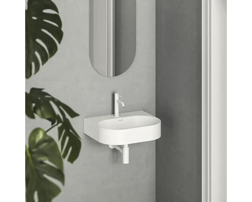 Moderní koupelna s umyvadlem, baterií a zrcadlem