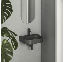 Nástěnné umyvadlo s baterií a zrcadlem v koupelně