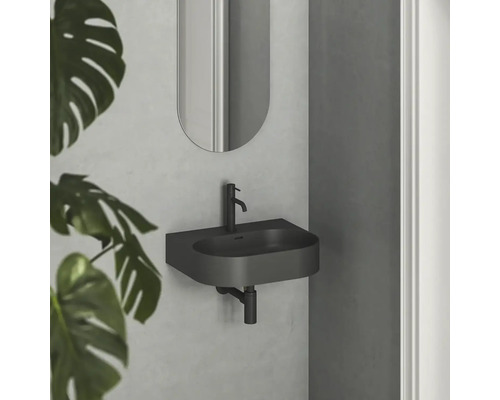 Nástěnné umyvadlo s baterií a zrcadlem v koupelně