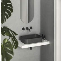 Moderní design koupelny s obdélníkovým umyvadlem, bateriemi a zrcadlem