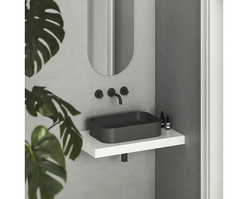 Moderní design koupelny s obdélníkovým umyvadlem, bateriemi a zrcadlem