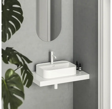 Moderní koupelnové umyvadlo s baterií, zrcadlem a poličkou