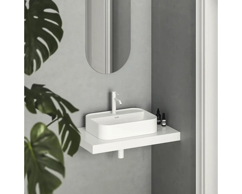 Moderní koupelnové umyvadlo s baterií, zrcadlem a poličkou