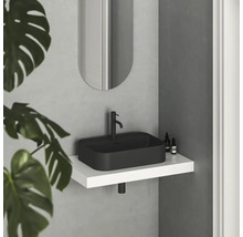 Moderní koupelna s umyvadlem na desku v černé barvě, bílá konzole a zrcadlo