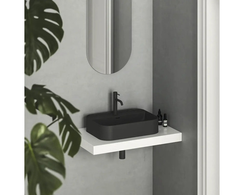 Moderní koupelna s umyvadlem na desku v černé barvě, bílá konzole a zrcadlo