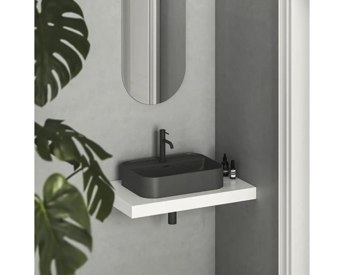 Moderní koupelna s černým umyvadlem na desku, vodovodní baterií a zrcadlem