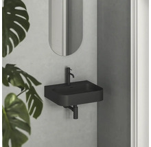 Nástěnné umyvadlo s baterií a zrcadlem v koupelně