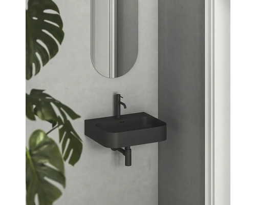 Nástěnné umyvadlo s baterií a zrcadlem v koupelně