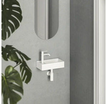 Malý umyvadlový prostor s bílým umyvadlem, baterií a zrcadlem