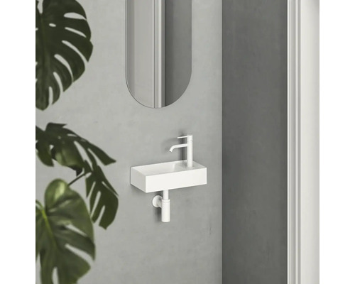 Malý umyvadlový prostor s obdélníkovým umyvadlem, baterií a zrcadlem