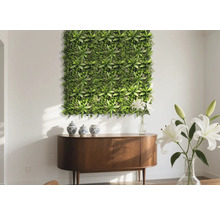 Dekorativní stěna s umělými rostlinami nad dřevěnou skříňkou v obývacím pokoji