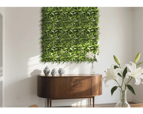 Dekorativní stěna s umělými rostlinami nad dřevěnou skříňkou v obývacím pokoji