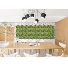 Dekorativní pokoj s umělou rostlinnou stěnou, jídelním stolem a závěsnými svítidly