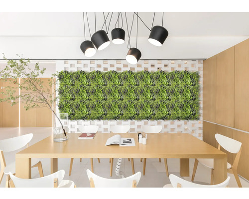 Dekorativní pokoj s umělou rostlinnou stěnou, jídelním stolem a závěsnými svítidly