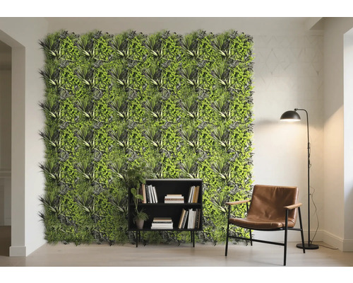 Světlý obývací pokoj se stěnou z rostlin, regálem na knihy, křeslem a stojací lampou