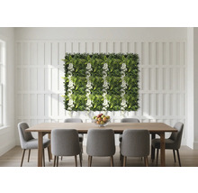 Jídelna s jídelním stolem, židlemi a stěnou z rostlin