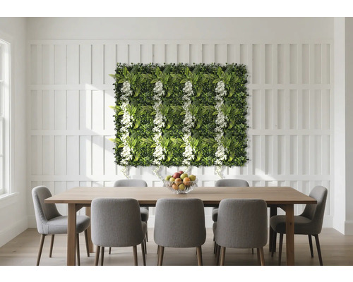 Jídelna s jídelním stolem, židlemi a stěnou z rostlin