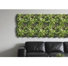 Nástěnný panel s umělými rostlinami jako dekorace nad pohovkou