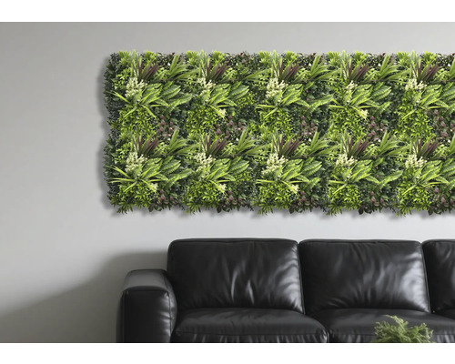 Nástěnný panel s umělými rostlinami jako dekorace nad pohovkou