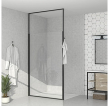 Moderní koupelna s bezbariérovým sprchovým koutem, umyvadlem a ručníkem