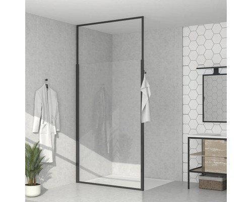 Moderní koupelna s bezbariérovým sprchovým koutem, umyvadlem a ručníkem