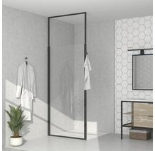 Moderní koupelna s bezbariérovým sprchovým koutem, umyvadlem a dekorativními prvky pro stylové prostředí.