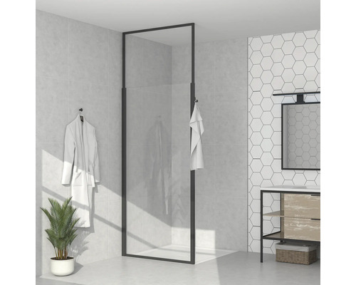 Moderní koupelna s bezbariérovým sprchovým koutem, umyvadlem a dekorativními prvky pro stylové prostředí.