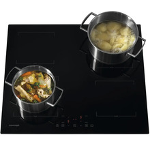 Černá indukční varná deska se dvěma hrnci s jídlem.