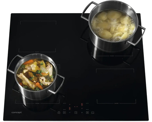 Černá indukční varná deska se dvěma hrnci s jídlem.
