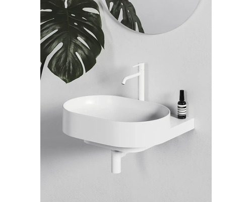 Moderní umyvadlo v koupelně s vodovodní baterií a zrcadlem