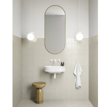 Koupelna s umyvadlem, zrcadlem, lampou a stoličkou