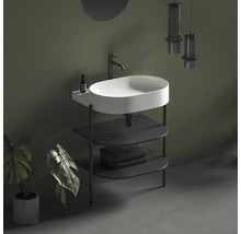 Umyvadlo se skříňkou, úložnými policemi a ručníky v koupelně