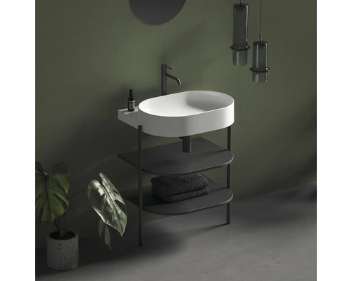 Umyvadlo se skříňkou, úložnými policemi a ručníky v koupelně