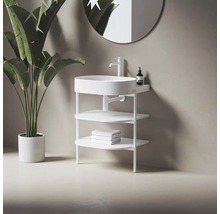 Umyvadlo s kulatým umyvadlem na desku, úložnými policemi a ručníky v koupelně