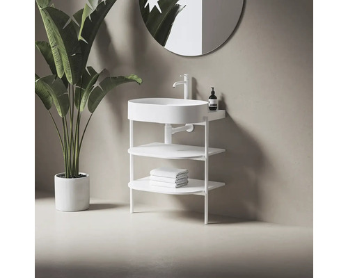 Umyvadlo s kulatým umyvadlem na desku, úložnými policemi a ručníky v koupelně