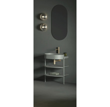 Moderní koupelna s umyvadlem, zrcadlem a osvětlením