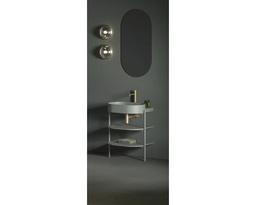 Moderní koupelna s umyvadlem, zrcadlem a osvětlením