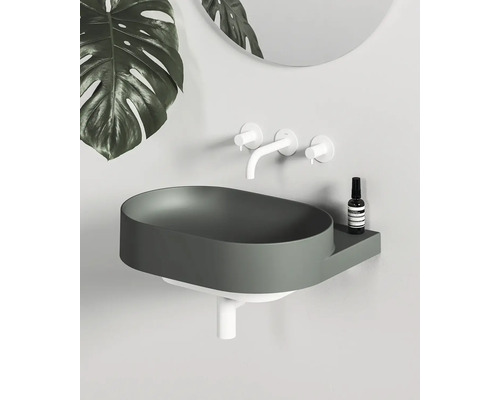 Moderní umyvadlo s baterií a zrcadlem