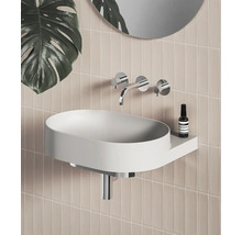 Koupelna s umyvadlem na desku, baterií a zrcadlem