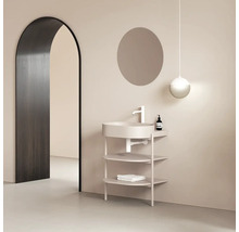 Koupelna s umyvadlem, kulatým zrcadlem, závěsným svítidlem a obloukovým dveřním otvorem