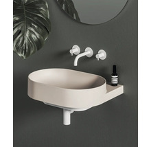 Moderní koupelna s oválným umyvadlem, vodovodní baterií a zrcadlem