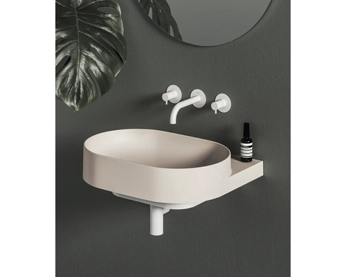 Moderní koupelna s oválným umyvadlem, vodovodní baterií a zrcadlem