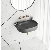 Koupelna s šedým umyvadlem na desku, vodovodní baterií a zrcadlem