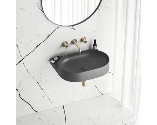 Koupelna s šedým umyvadlem na desku, vodovodní baterií a zrcadlem