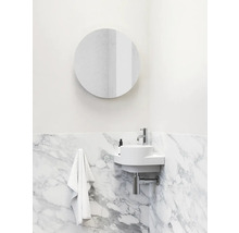 Koupelna s kulatým zrcadlem, umyvadlem a mramorovou stěnou