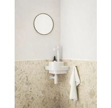 Moderní koupelna s umyvadlem, zrcadlem a ručníkem