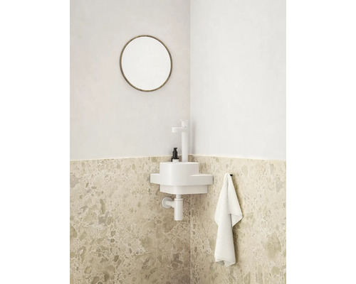 Moderní koupelna s umyvadlem, zrcadlem a ručníkem