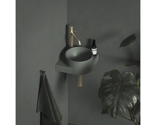 Moderní koupelna s umyvadlem na desku, baterií, ručníkem a pokojovou rostlinou