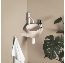 Moderní interiér koupelny s umyvadlem na desku, baterií, ručníkem a pokojovou rostlinou