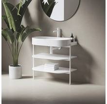 Umyvadlo s policemi, baterií, ručníky, mýdlem a rostlinou v koupelně